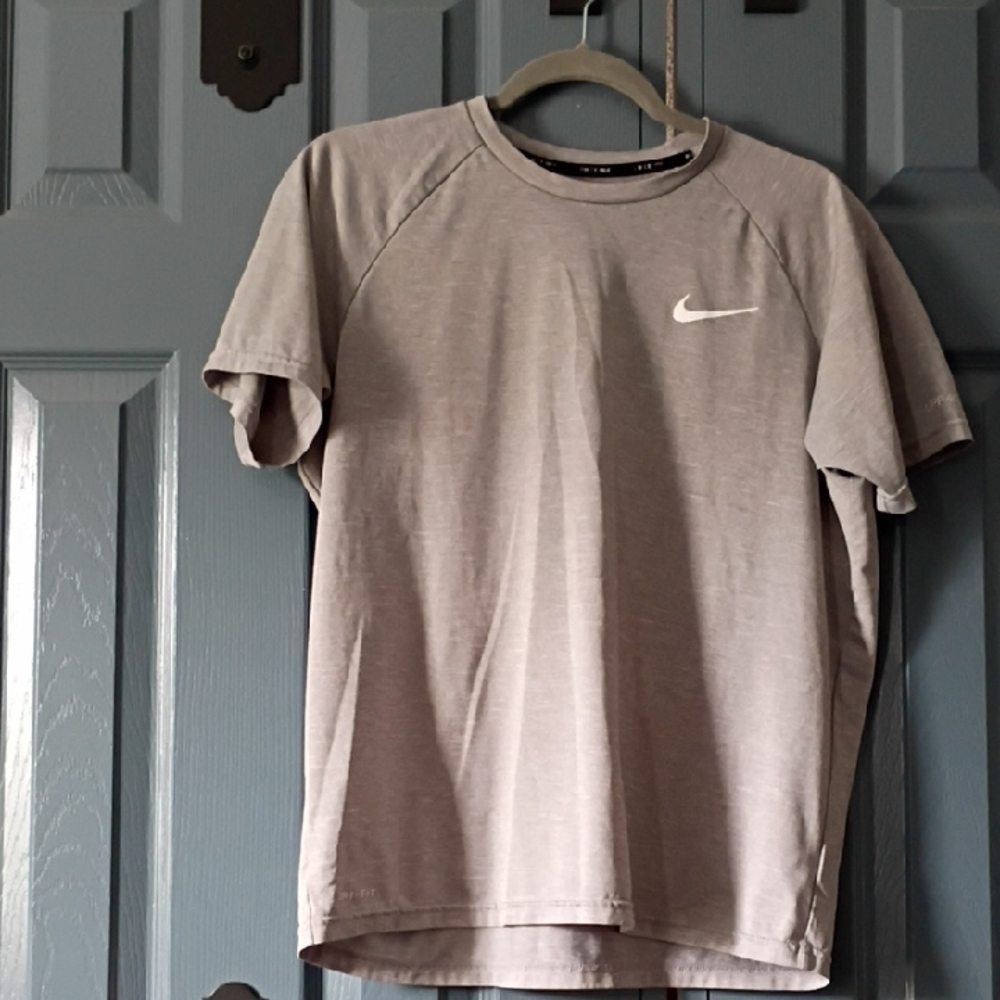 Nike Men’s Light Gray Short Sleeve Athletic Tee